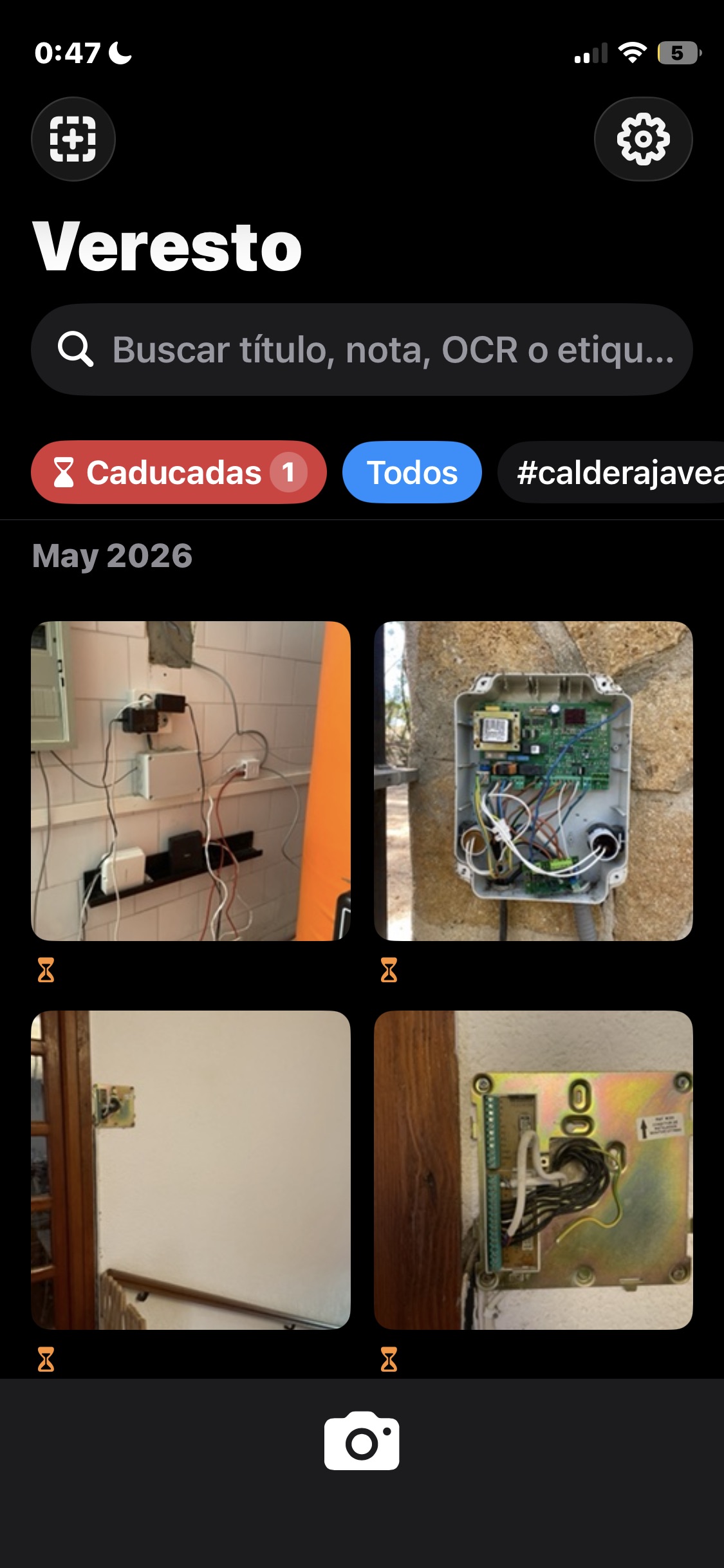 Veresto: gallery screen with tagged photos and expiry dates